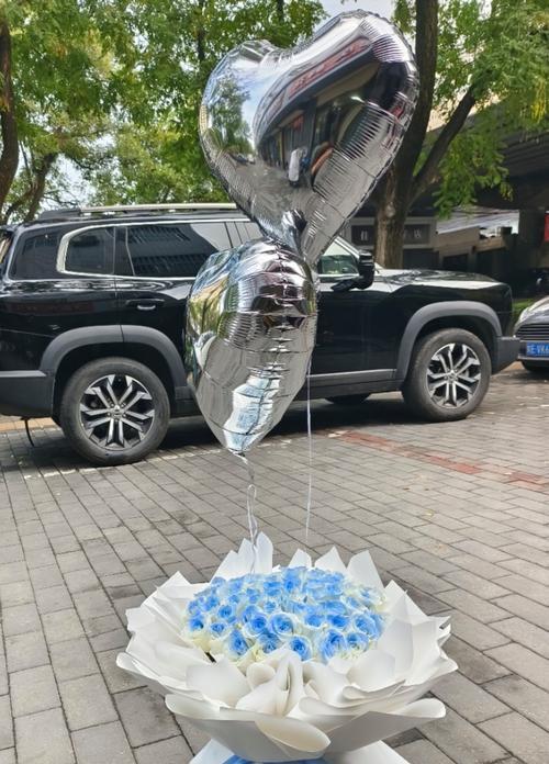 52支玫瑰花怎么搭配好看简单