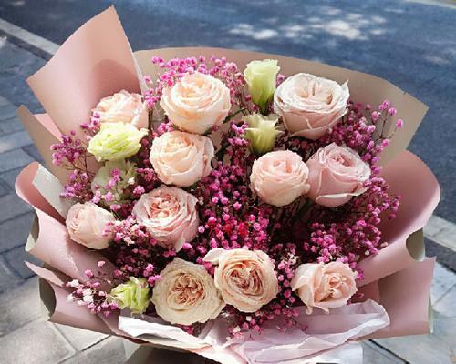 十一朵粉玫瑰百合花束图片高清
