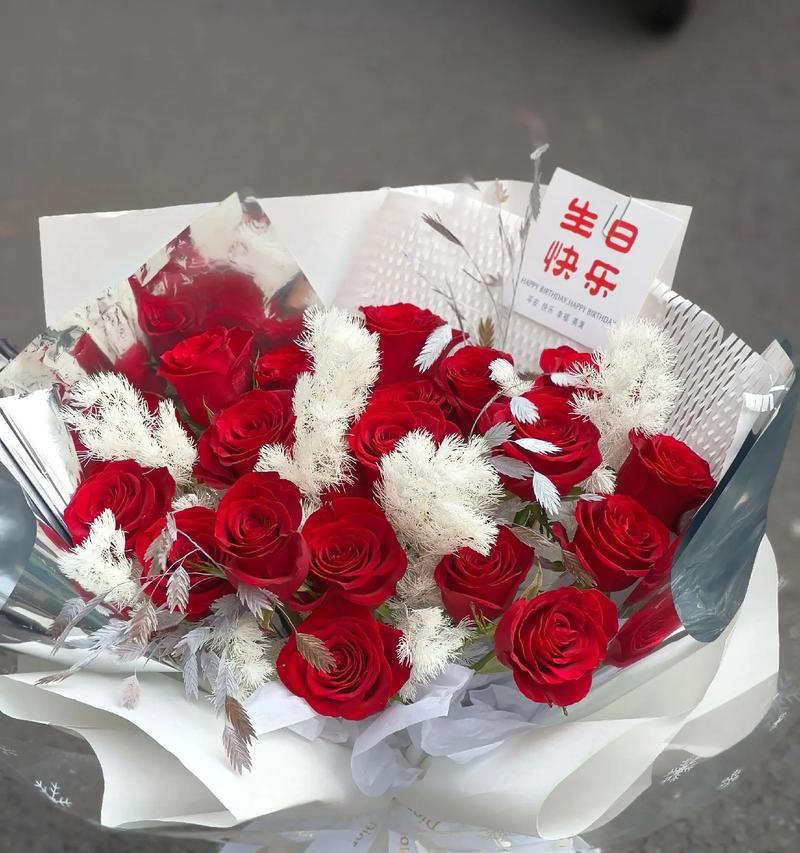 两支红玫瑰花对女生意味着什么？
