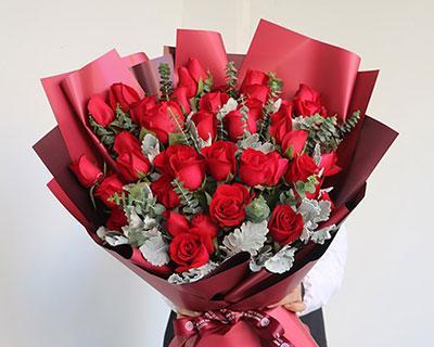 118朵红玫瑰花代表什么？图片中如何展示其含义？