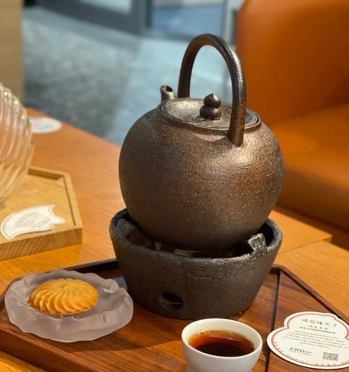 两杯茶一个玫瑰的含义是什么？如何通过图片理解？