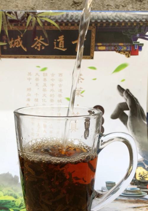 两杯茶一个玫瑰的含义是什么？如何通过图片理解？