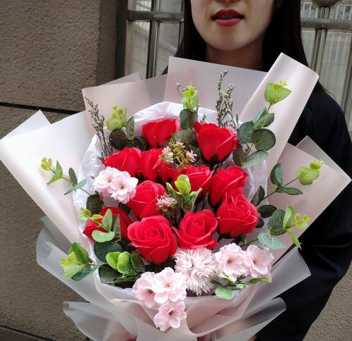 手捧花加康乃馨捧花的含义是什么？