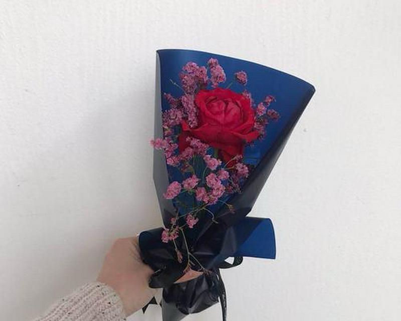 身上带玫瑰花有何象征意义？它通常代表了什么？