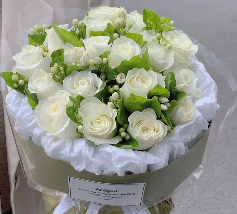 三朵茉莉白玫瑰代表什么？花语中三朵玫瑰有何意义？