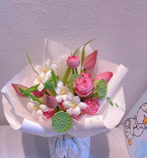 送女生花束时应如何搭配花语？