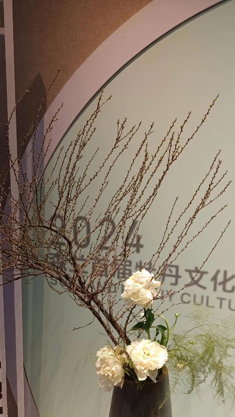 哪种花代表隐忍而热烈的爱？