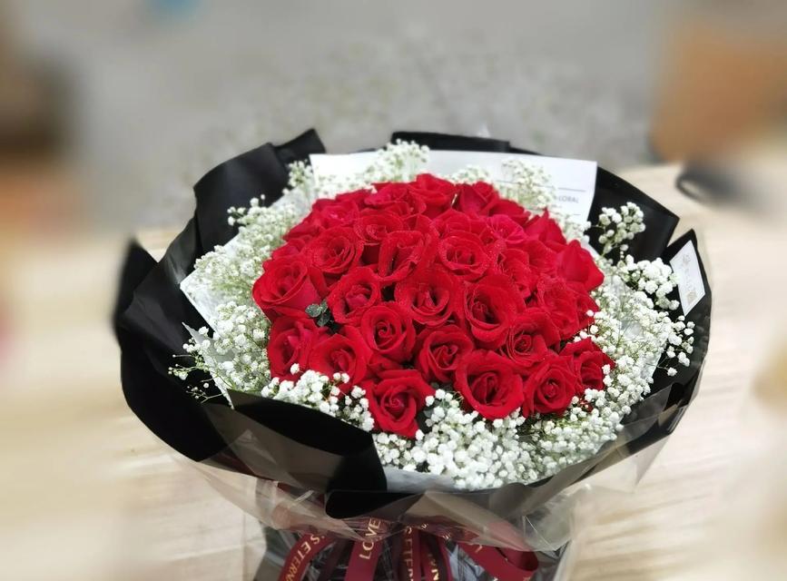 带点红色的玫瑰花品种是什么？