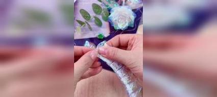 如何剪切玫瑰花送给妈妈？