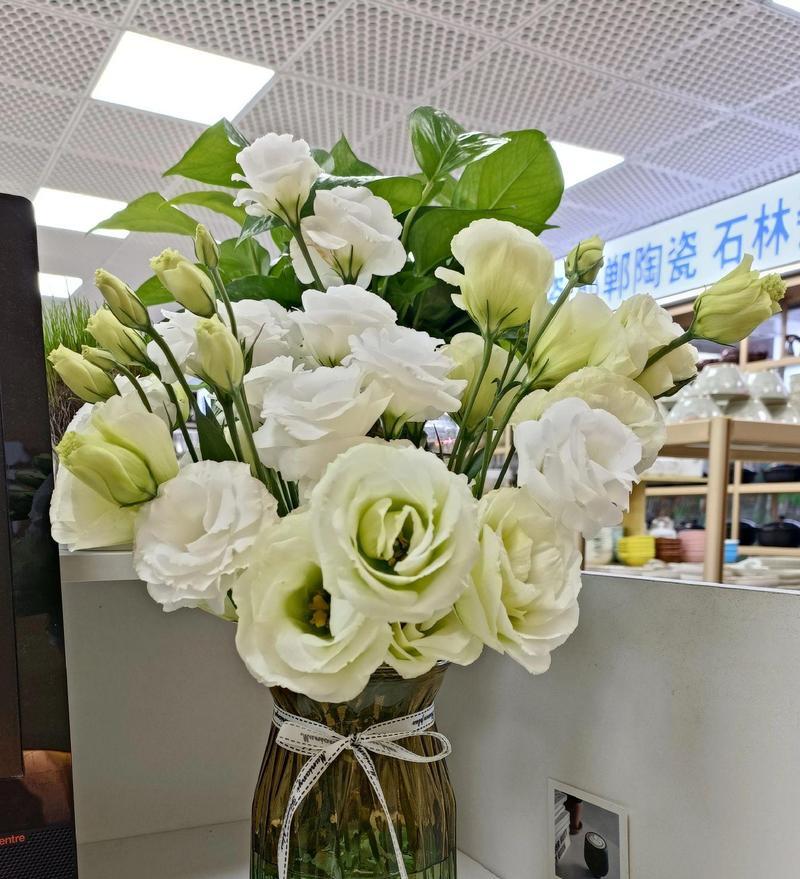 小花瓶花束中通常包含什么花？它们的花语是什么？