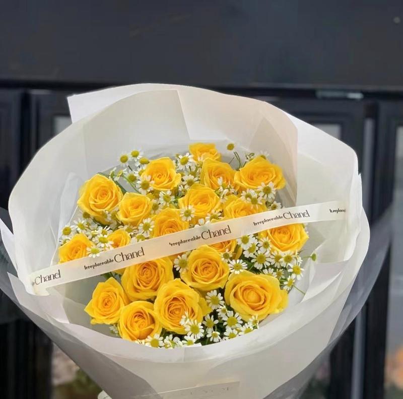小花瓶花束中通常包含什么花？它们的花语是什么？