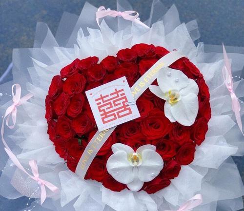 定亲时花语应该怎么写？哪种表达更合适？