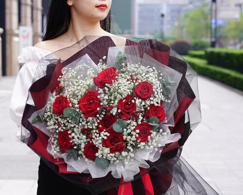 玫瑰花搭配哪种花寓意最佳？如何选择搭配玫瑰的花？