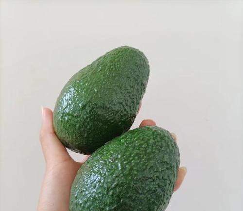 牛油果果肉颜色通常是什么样的？成熟度如何判断？