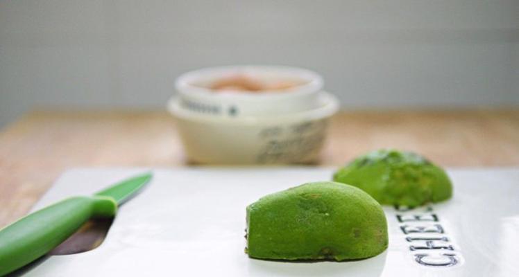 牛油果皮怎么剥开？简单步骤和技巧是什么？