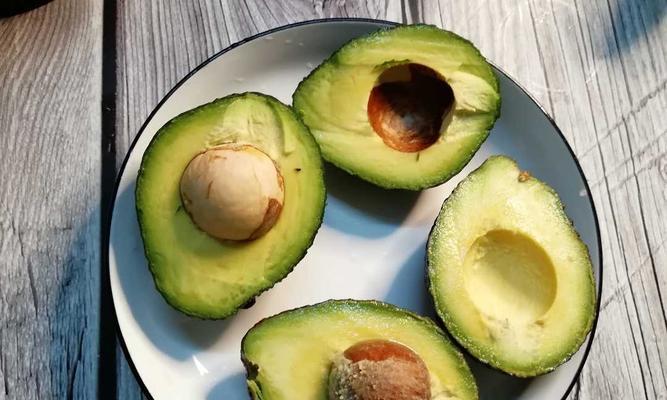 牛油果怎么削皮？简单步骤和技巧是什么？